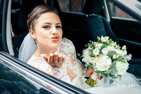 mireasa brasov cu buchetul in mana