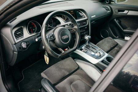 Audi S5 destinat vânzării. Servicii foto pentru anunțuri auto, dealeri și proprietari particulari.