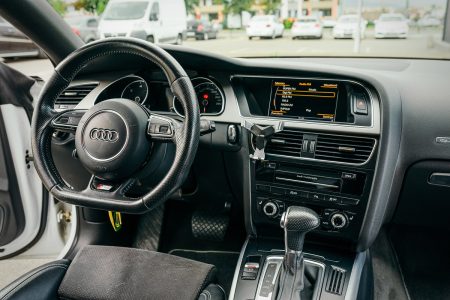 Audi S5 destinat vânzării. Servicii foto pentru anunțuri auto, dealeri și proprietari particulari.