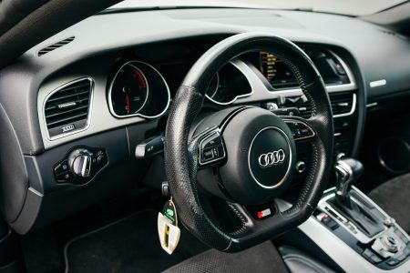 Audi S5 destinat vânzării. Servicii foto pentru anunțuri auto, dealeri și proprietari particulari.