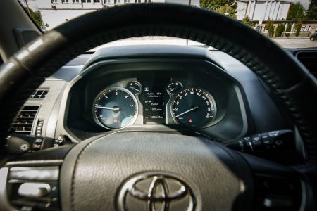 Land Cruiser destinat vânzării. Servicii foto pentru anunțuri auto, dealeri și proprietari particulari.